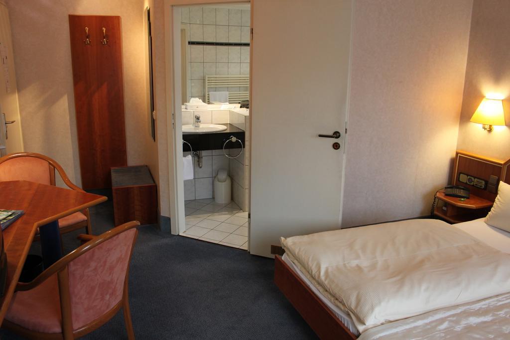 Hotel-Gasthof Die Post Brennerei Frankenhoehe Шиллингсфюрст Номер фото
